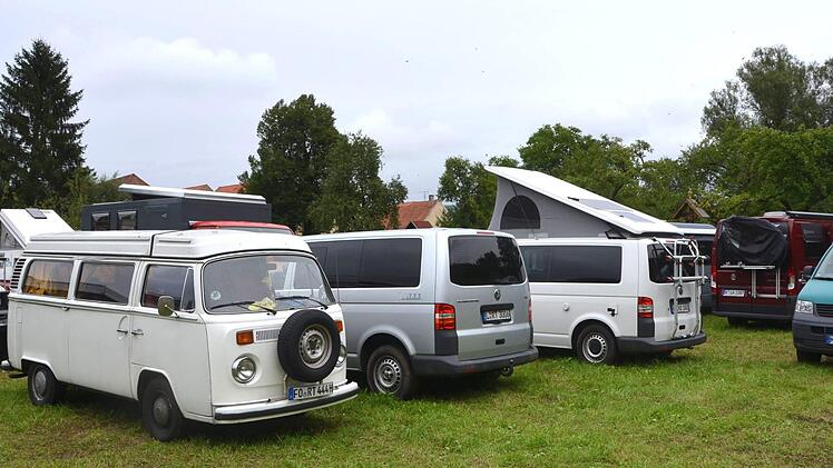 Abenteurer und Weltenbummler haben sich beim Globetrotter-Treffen vom feuchten Wetter nicht die Stimmung vermiesen lassen. Ein Ländersammler liest aus seinem neuen Buch. Foto: Peter Rauch