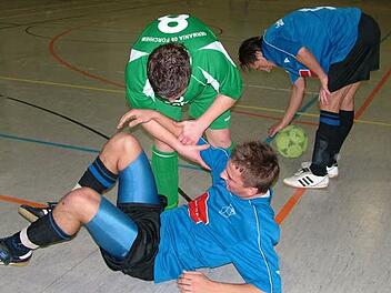 Ein Bild aus alten Tagen: 2007 standen sich im Gruppenspiel die SpVgg Jahn Forchheim (blaue Trikots) und Germania Forchheim gegenüber. Wie jung sie da noch waren: Während  Senad Bajric auf die Beine geholfen wird, legt sich Tekin Atar den Ball  zurecht. Max Habermann/Archiv