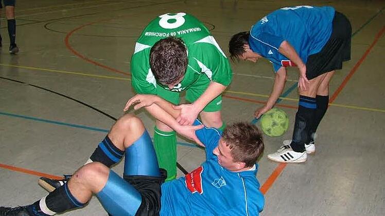 Ein Bild aus alten Tagen: 2007 standen sich im Gruppenspiel die SpVgg Jahn Forchheim (blaue Trikots) und Germania Forchheim gegenüber. Wie jung sie da noch waren: Während  Senad Bajric auf die Beine geholfen wird, legt sich Tekin Atar den Ball  zurecht. Max Habermann/Archiv