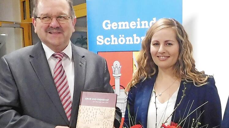 Bürgermeister Hollet und Monika Riemer-Maciejonczyk bei der Vorstellung der Chronik Foto: Hütgens