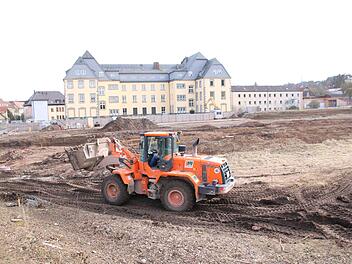 Nachdem die archäologischen Arbeiten beendet sind, beginnt nun das Ausbaggern der Baugrube für das neue BBZ. Die unteren Schichten des Erdaushubs werden zwischengelagert. Thomas Malz