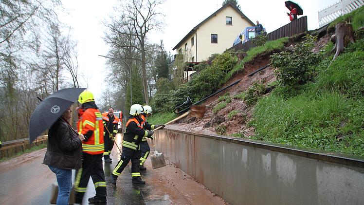 Aufräumarbeiten in der Ernst-Putz-Straße Foto: Ulrike Müller