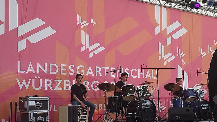 Die Bandklassen an der Gottfried-Neukam-Mittelschule "Bass(t) scho!" und "Crazy Frogs" sowie die Schulband "No Name" begeisterten ihr Publikum beim Festival "rock.im.puls - Bandklassen on stage". Foto: privat