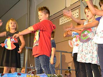 "F&uuml;nf kleine Fische" schwimmen in den Teich" Foto: Uschi Prawitz