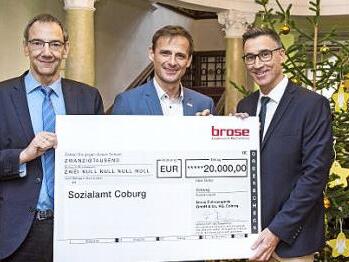 Scheck&uuml;bergabe im B&uuml;rgla&szlig;-Schl&ouml;sschen (von links): Dritter B&uuml;rgermeister Thomas Nowak, Frank Hirschmann (Leiter Personal Brose Gruppe), Holger Diez (Sozialamtsleiter). Foto: Pressestelle Stadt Coburg