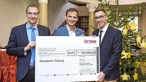 Scheck&uuml;bergabe im B&uuml;rgla&szlig;-Schl&ouml;sschen (von links): Dritter B&uuml;rgermeister Thomas Nowak, Frank Hirschmann (Leiter Personal Brose Gruppe), Holger Diez (Sozialamtsleiter). Foto: Pressestelle Stadt Coburg