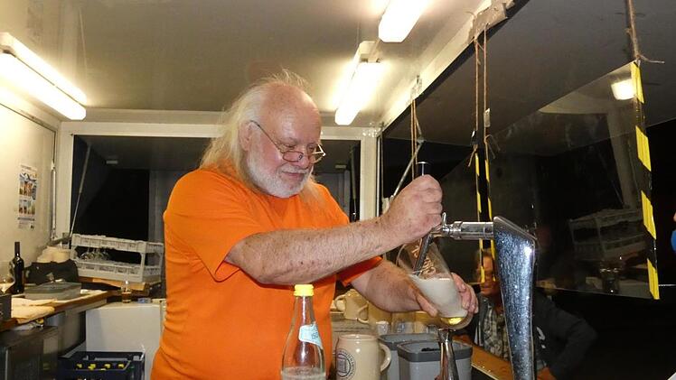 Detlef Winkelmann, der Wirt des Zeiler Musiktreffs, durfte den Ausschank übernehmen und generierte so seine ersten Einnahmen seit dem Lockdown im März.