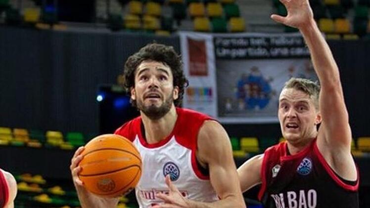 Bambergs Michele Vitali (links) lässt den Schweden Ludde Hakanson hinter sich und zieht zum Korb. Foto: championsleague.basketball