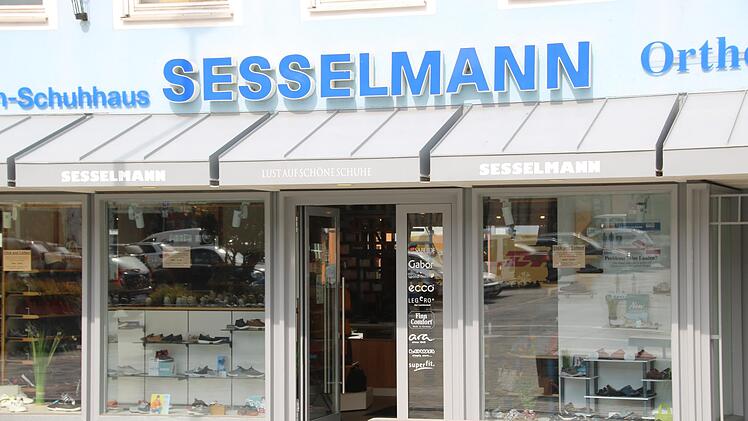 Auch im Schuhhaus Sesselmann am Eku-Platz stand am Donnerstag die Tür wieder für die Kunden offen. Wie viele andere war das Unternehmen im Dezember in die Zwangspause geschickt worden.