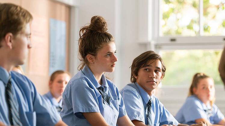 Kira (Amira Demirkiran) findet es nicht okay, wie ihr Lehrer über die Aboriginals und damit auch über ihren Freund Jack (Tjiirdm McGuire) spricht.