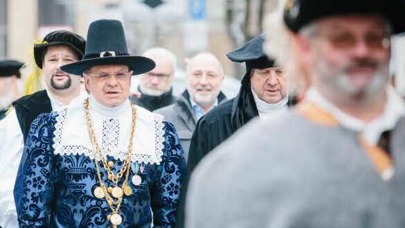 Passend zum Anlass trug Bürgermeister Wolfgang Beiergrößlein historisches Gewand inklusive güldener Kette.
