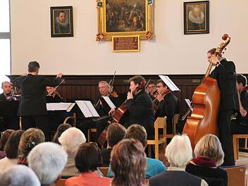 Das Kammerorchester der Berufsfachschule für Musik Oberfranken und zwei Solisten wussten im Rathaussaal zu überzeugen.  Foto: Mariell Dörrschmidt