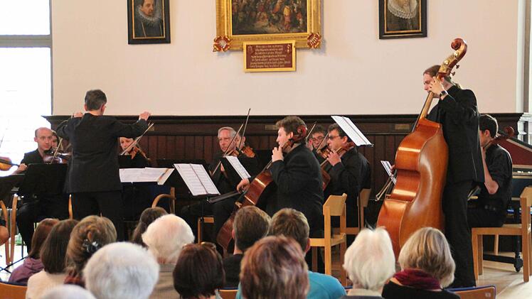 Das Kammerorchester der Berufsfachschule für Musik Oberfranken und zwei Solisten wussten im Rathaussaal zu überzeugen.  Foto: Mariell Dörrschmidt