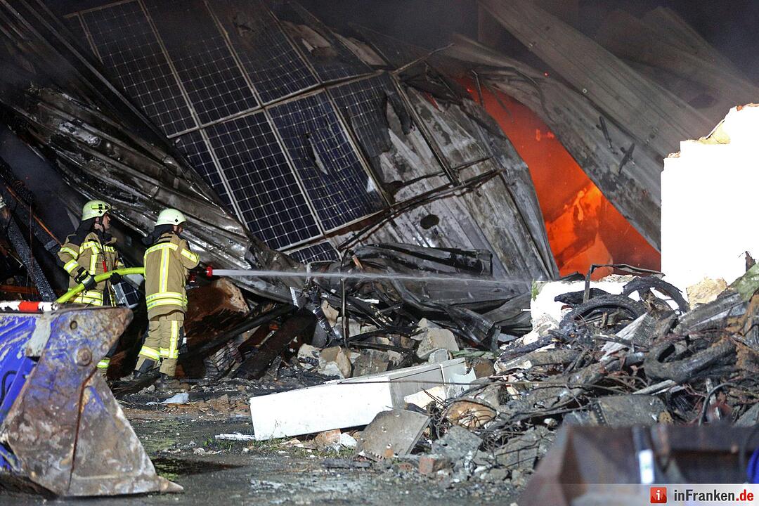 Grossbrand nach Explosion auf Indoor-Kartbahn Foto: News5/Herse