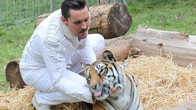 Raubtierlehrer Tom Diek jun. mit einem seiner Tiger. Foto: Mäuser