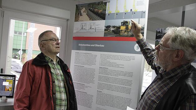 BI-Sprecher Otwin Schneider (links) und Bahn-Berater Peter Bergfeld im Fachgespräch. Fotos: Ekkehard Roepert