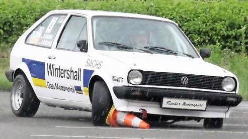 Eigentlich sollen die Pylonen beim Autoslalom stehen bleiben, ein Fahrfehler in der Kurve bescherte diesem Starter drei Strafsekunden.
