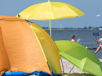 An den deutschen Badestränden ist im Sommer viel los, manche sind sogar sehr kurvenreich. Symbolfoto: Ingo Wagner/dpa