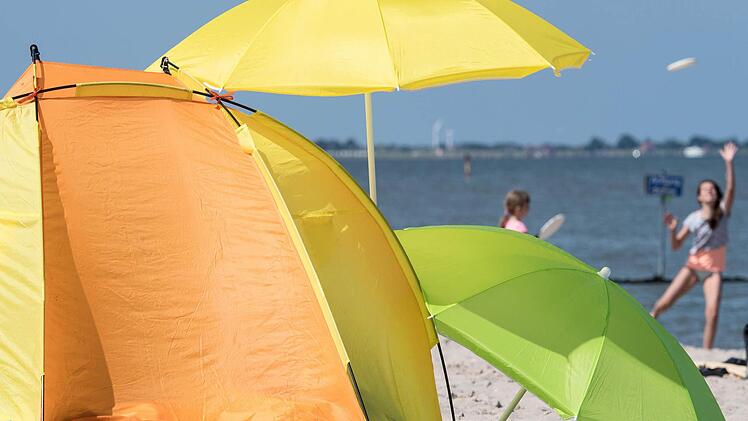 An den deutschen Badestränden ist im Sommer viel los, manche sind sogar sehr kurvenreich. Symbolfoto: Ingo Wagner/dpa