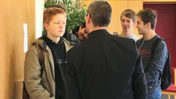 Machtdemonstration am Eingang: Jürgen Schlicher bestimmt willkürzlich nach Augenfarbe oder Verhalten, wer Privilegien bekommt und wer schlecht behandelt wird. Foto: diversity-works.de