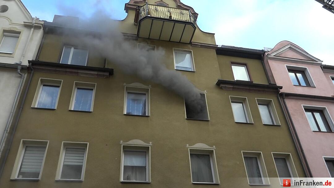 Mehrfamilienhaus in Nürnberg brennt