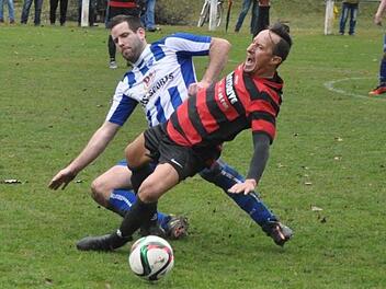 Robust zur Sache ging es beim Kellerduell zwischen dem ATSV Forchheim und der Spvgg Hausen (0:0). Marco Häfners Tackling gegen ATSV-Spielertrainer Tekin Atar sah Referee Strasser nicht als Foulspiel.  Fotos: Leo Hühnlein