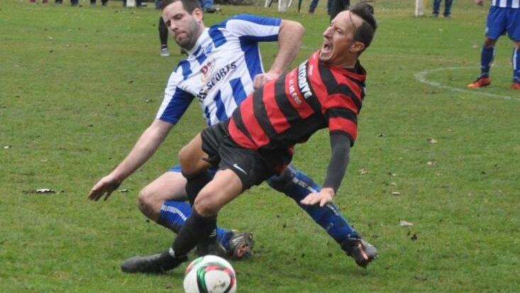 Robust zur Sache ging es beim Kellerduell zwischen dem ATSV Forchheim und der Spvgg Hausen (0:0). Marco Häfners Tackling gegen ATSV-Spielertrainer Tekin Atar sah Referee Strasser nicht als Foulspiel.  Fotos: Leo Hühnlein