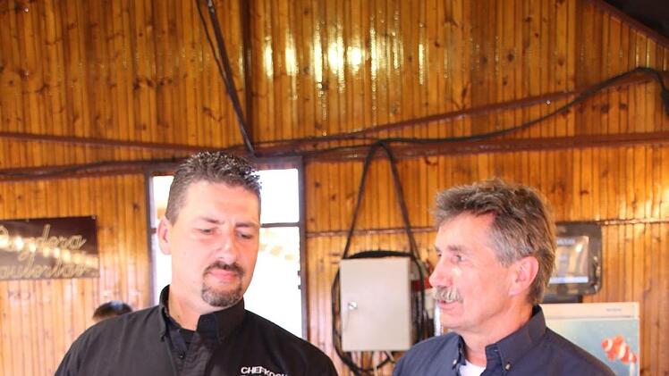 Ralf Pazdera (rechts) in seinem Fisch-Verkaufsstand mit seinem Chefkoch Kevin Pazdera