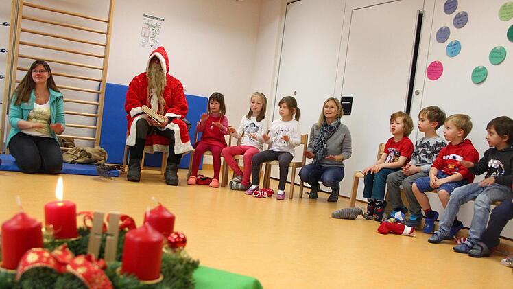 Der Nikolaus besuchte auf Einladung der Bayerischen Rundschau die Evangelische Kindertagesstätte Abenteuerland in Neuenmarkt. Foto: Jürgen Gärtner