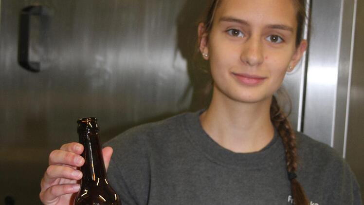 Abgefüllt werden soll das besondere Gebräu in eine dunkelbraune Longneck-Flasche, erklärt Franziska Scharf.  Foto: Sonny Adam