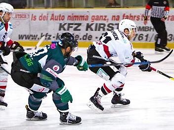 Jakub Sramek (r,) steuerte in Moosburg zwei Treffer für den ESC Haßfurt zum 8:3-Sieg bei.  Foto: Verena Hölzl