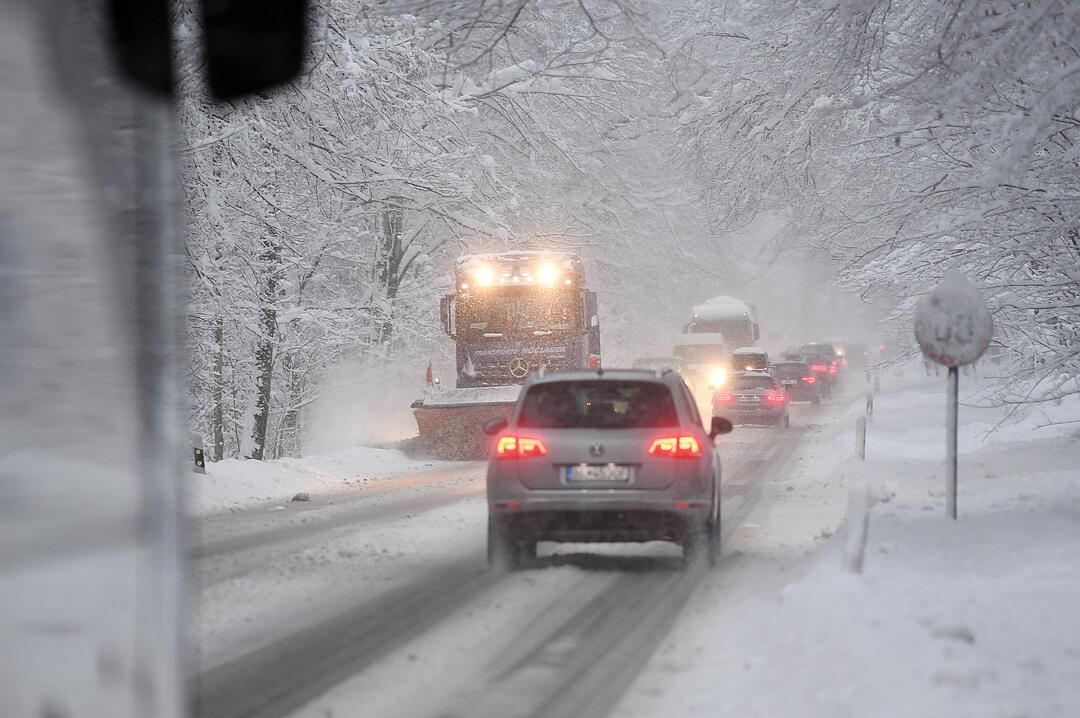 Wintereinbruch in Bayern mit zahlreichen Unfällen