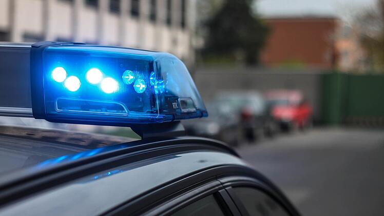 In Ochsenfurt ist ein Schulbus auf ein Auto gekracht. Die Autofahrerin wurde dabei schwer verletzt. Symbolfoto: Christopher Schulz