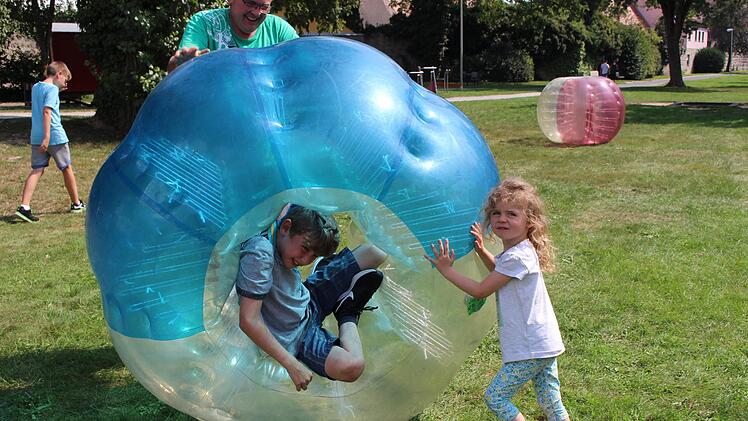Raus kamen sie alle wieder - auch wenn mitunter die Lage in den Riesenbällen im "Engelgarten" nicht so gemütlich war.Seeger