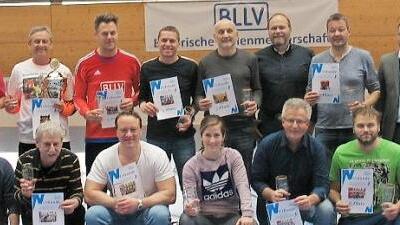 Die zwölf Mannschaftsführer nach der Siegerehrung mit Sieger Thomas Lemberger (mit Pokal) zusammen mit (von links, stehend) den Organisatoren Timo Fuchs und Rektor Max Lachner, (von rechts, stehend) Werner Schumann, SAD Uwe Dörfer, Landrat Sebastian Straubel und Bürgermeister Bernd Reisenweber (Fünfter von rechts)  Foto: Hans Tremel