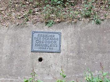 An einer Stützmauer in der Wolfskehle ist diese Gedenktafel angebracht.Erich Olbrich