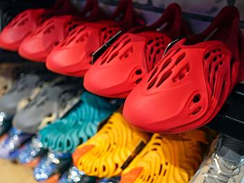 Adidas erwartet Yeezy-Skandal geringere Verluste als angenommen