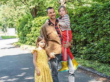 Nach der Trennung sieht Ben (Florian David Fitz, Mitte) seine Kinder Lili (Laur&igrave;, links) und Erna (Ava Petsch) nur noch selten.