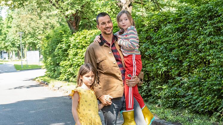 Nach der Trennung sieht Ben (Florian David Fitz, Mitte) seine Kinder Lili (Laur&igrave;, links) und Erna (Ava Petsch) nur noch selten.