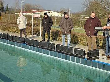 Als die Stadt Hofheim 2008 mit der Sanierung des Freibades begann, konnten die Bauausschussmitglieder nicht ahnen, welche Abgründe sich unter ihren Füßen auftun.  Fotos: gsch/Archiv