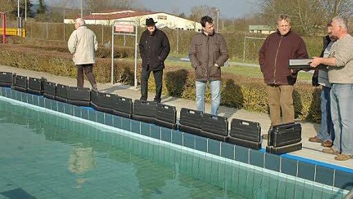 Als die Stadt Hofheim 2008 mit der Sanierung des Freibades begann, konnten die Bauausschussmitglieder nicht ahnen, welche Abgründe sich unter ihren Füßen auftun.  Fotos: gsch/Archiv