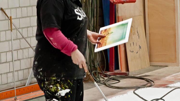 Theatermalerein Sabrine Nettelbeck bei der Arbeit an einem Prospekt für den "Barbier von Bagdad".