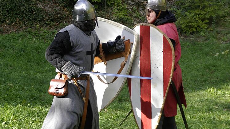 Recken der Trimberger Ritterschaft maßen im Burggraben ihre Kräfte und Fähigkeiten.