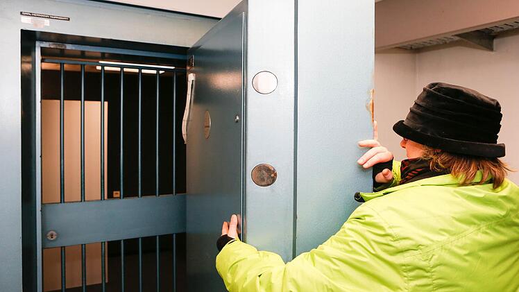 So breit ist die eine Stahltür.Foto: Matthias Hoch