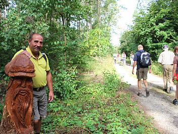 Am Waldweg auf dem Michelsberg hat Robert Reuscher diesen Waldgeist mit der Motorsäge geformt. Wanderer treffen entlang der Strecke noch auf weitere Waldgeister. Foto: Heike Beudert
