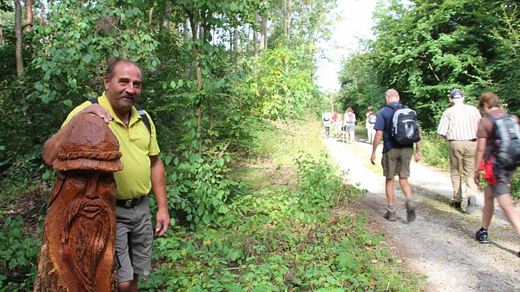 Am Waldweg auf dem Michelsberg hat Robert Reuscher diesen Waldgeist mit der Motorsäge geformt. Wanderer treffen entlang der Strecke noch auf weitere Waldgeister. Foto: Heike Beudert