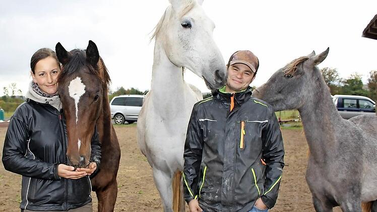 Charlotte und Hendrik Kiefner sind die Besitzer des Pferdeparadies Grieshof. Sie hoffen darauf, dass die unterirdische Trasse nicht durch die Weiden ihres Pferdehofes gelegt wird. Denn der Hof ist auf drei eigene Quellen zur Wasserversorgung angewiesen. Foto: Julia Raab