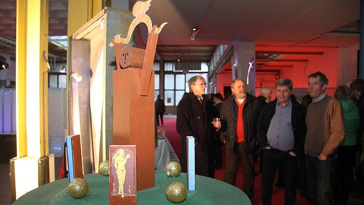 Viele Kronacher ließen sich in der Endres-Halle von der leuchtenden Objektkunst in ihren Bann ziehen. Foto: Sonny Adam