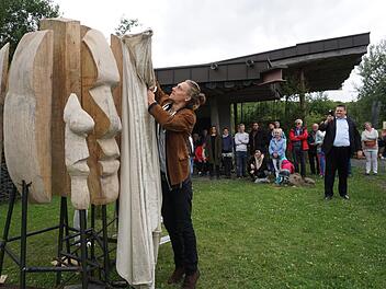 Enthüllung der neuen Skulptur, die auf dem Franziskusweg stehen wird, durch den Künstler Michel Stenzel. Foto: Marion Eckert