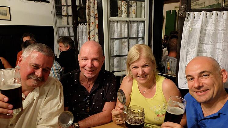 Detlev (Zweiter von links) und Ilse Wolf aus Bamberg fehlt die Kerwa: "Uns fehlt natürlich die Sandkirchweih, weil sie zur Tradition gehört. Man trifft sich mit Freunden aus aller Welt, die zu uns nach Bamberg kommen. Das gibt es so nur einmal im Jahr. Wir haben deshalb gesagt: Wir machen trotzdem Sandkerwa. Trotz der Absage sind zum Beispiel unsere Bekannten aus Italien hergekommen, die sonst immer zur Sandkirchweih nach Franken kommen." Foto: Corinna Bail
